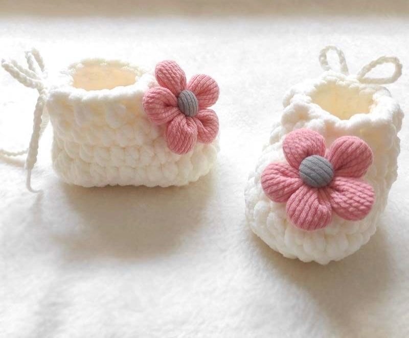 Handmade Custom Crochet Baby Sandals/baby flower booties/Soft and Cozy Shoes for Baby Girls in Multiple Colors/Organic cotton/Baby Girl Gift/Baby Boy/Girl Shower/Kids and Baby/0-12month